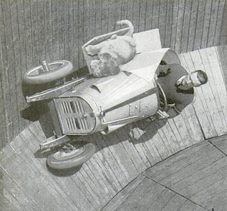 Illustration for article titled In the 1930s, daredevils would drive up walls with lions for passengers